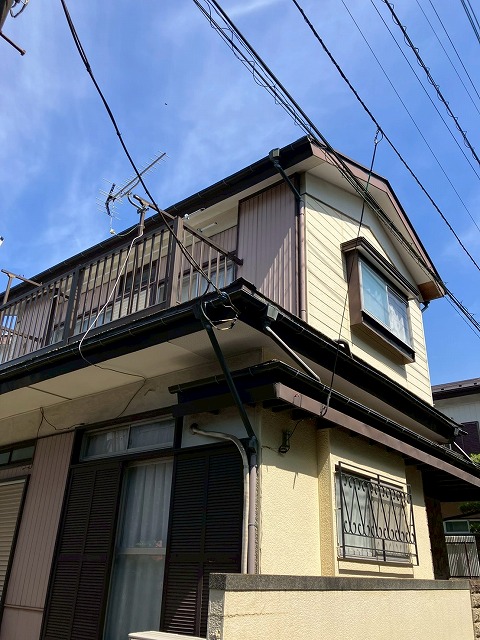 新座市｜戸建住宅で屋根の棟板金を再取り付けと防水処理！必要最低限の補修で安心！
